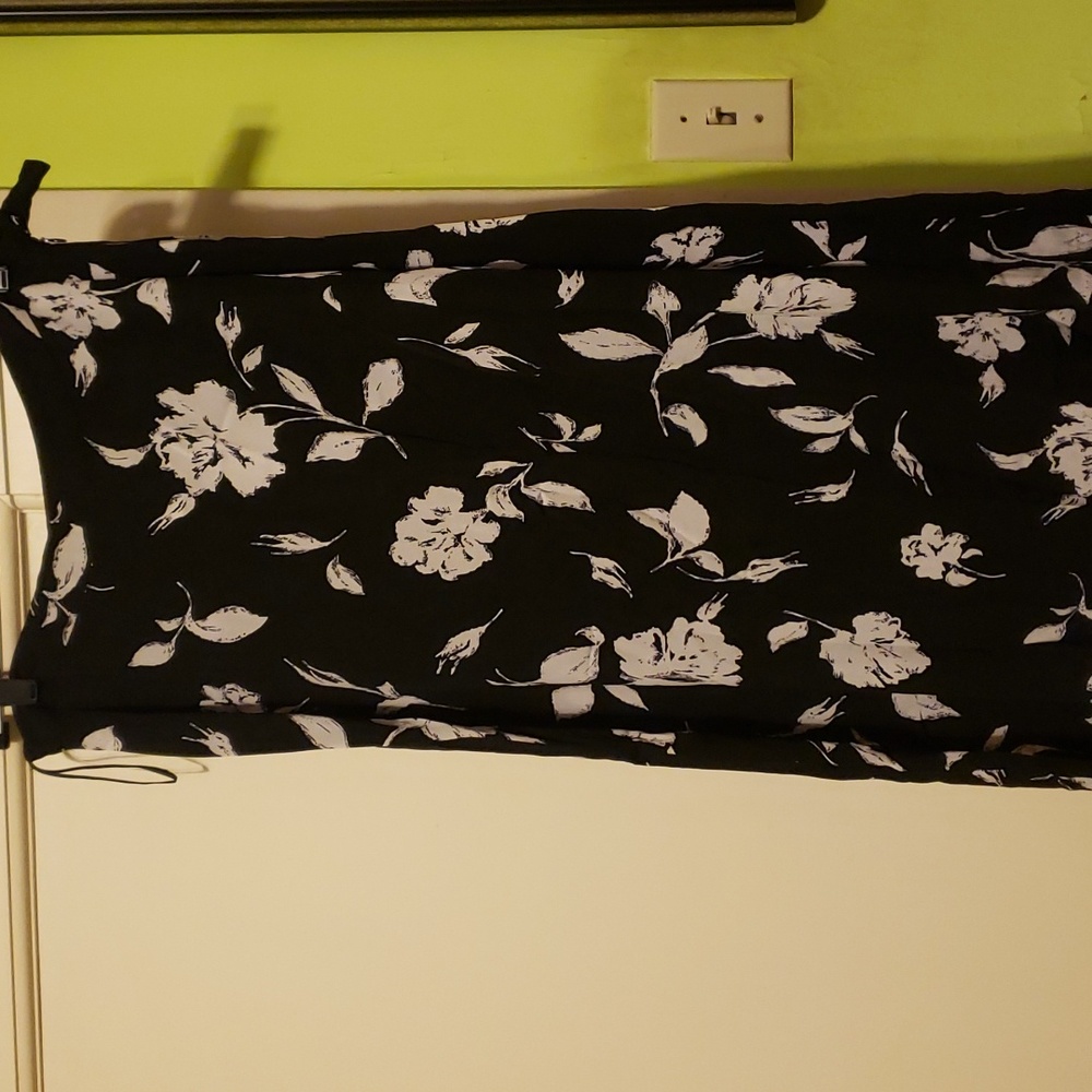 Excellent condition. Vintage Jones NY Very pretty floral skirt